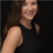 Me defino como una apasionada de las artes escénicas y la enseñanza, y amo la cultura en todas sus formas. Doy clases de interpre